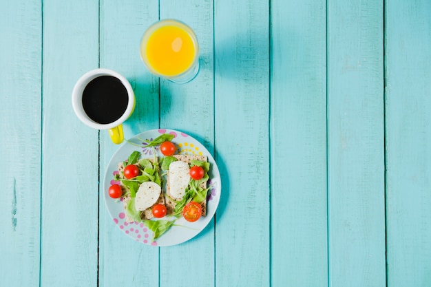 Foto gratuita insalata e caffè