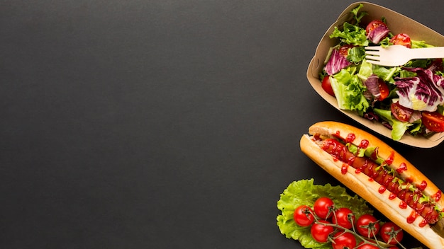 Foto gratuita insalata e fast food con spazio di copia