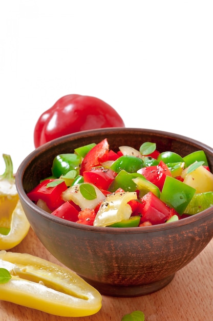 Бесплатное фото Салат из сладкого разноцветного перца с оливковым маслом