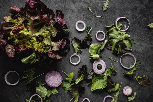 Foto gratuita insalata e anelli di cipolla