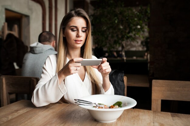 サラダ人昼食幸せな女性