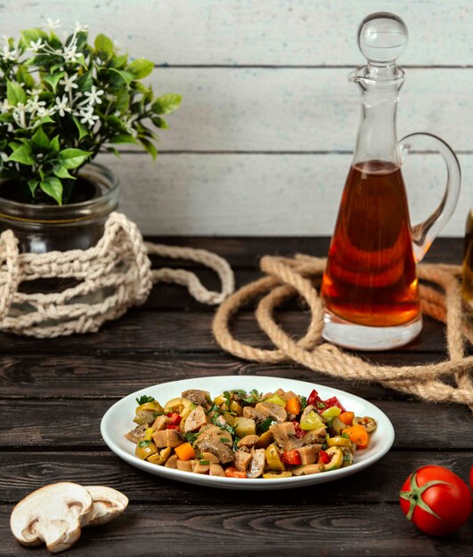Салат из маринованных грибов с болгарским перцем и оливками на деревянном столе