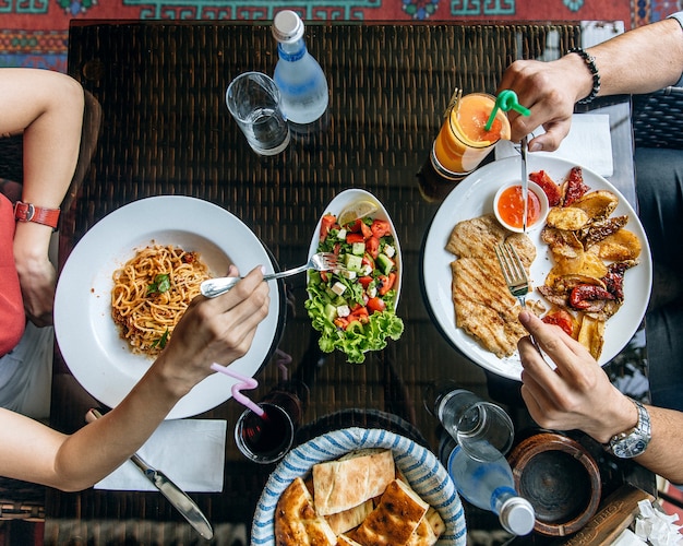 Free photo salad, spaghetti and chicken fillet