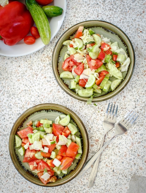 Foto gratuita insalata di pomodori e cetrioli