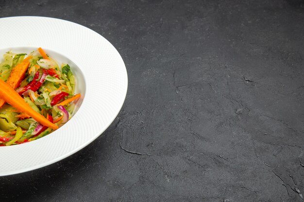 салат овощной салат в белой тарелке на темном фоне
