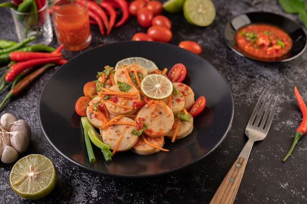 Free photo salad vietnamese pork sausage with chilli, lemon, garlic, tomato