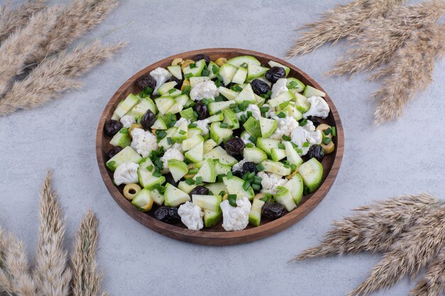 Foto gratuita insalata con olive nere e cavolfiori