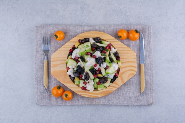 Salad with black sultana and pomegranate seeds