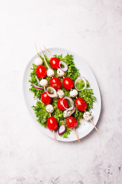 Insalata con spiedini di formaggio e pomodoro