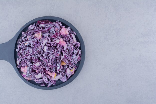 Салат с мелко нарезанным пурпурным луком и капустой