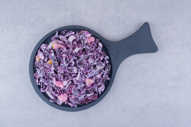 Салат с мелко нарезанной пурпурной капустой и луком