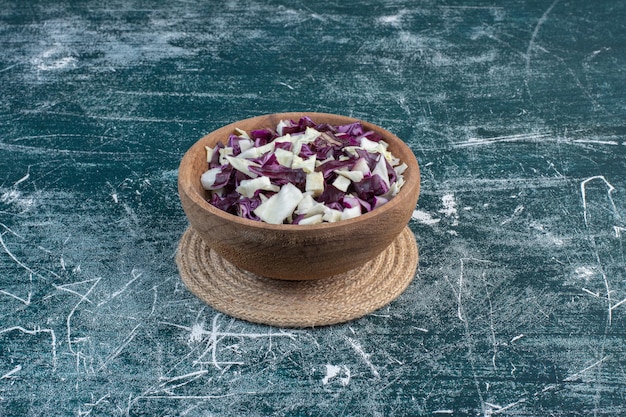 Free photo salad with chopped purple cabbages and white cauliflowers.