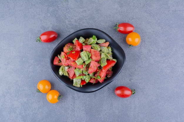 Бесплатное фото Салат с нарезанными помидорами и стручковой фасолью