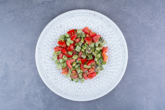 Salad with chopped tomatoes and green beans