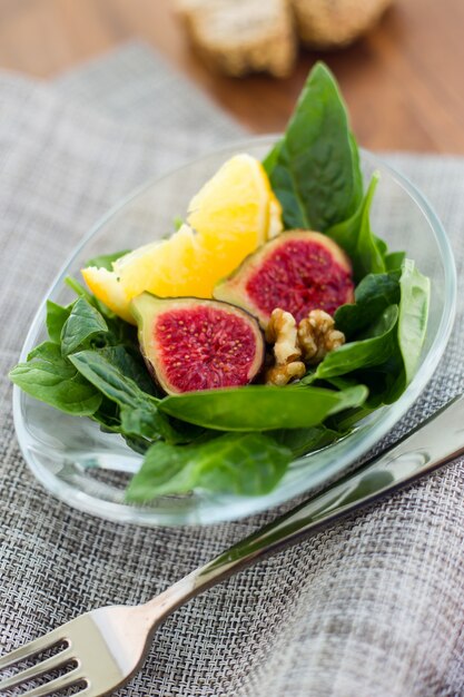 Salad with figs, nuts and orange.