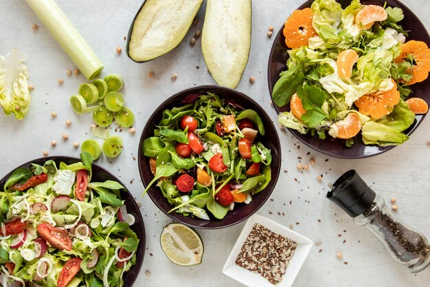 Салат с фруктами и овощами на столе