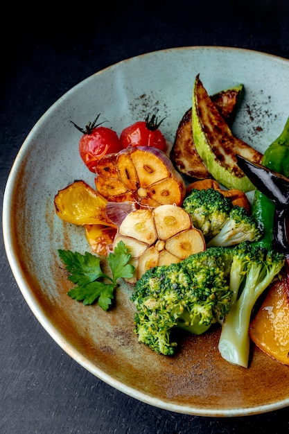 Foto gratuita insalata con peperoni grigliati pomodori melanzane e broccoli