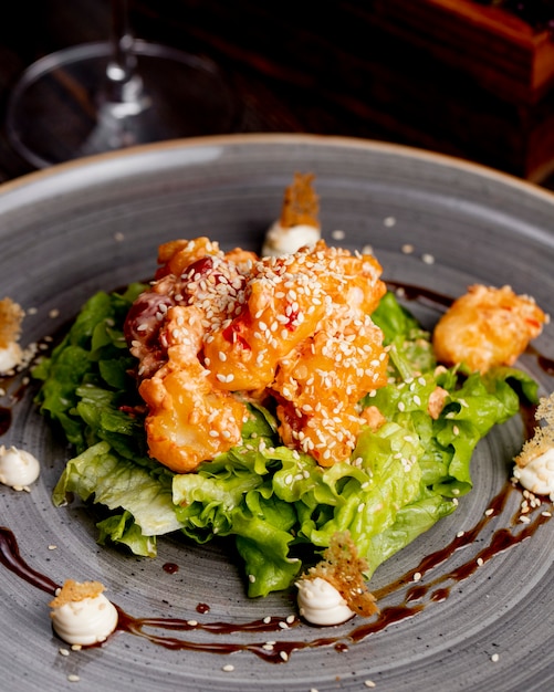 Free photo salad with lettuce meat sesame seeds and sauce