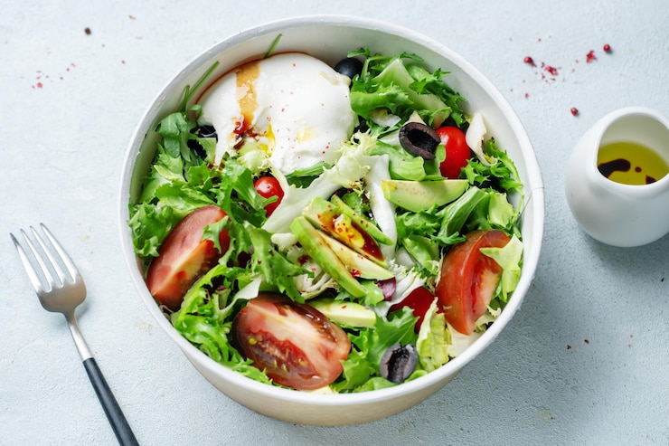 Free Photo salad with mozzarella and avocado