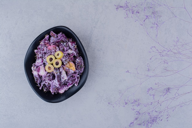 Foto gratuita insalata di cavolo cappuccio viola e cipolla in un piatto