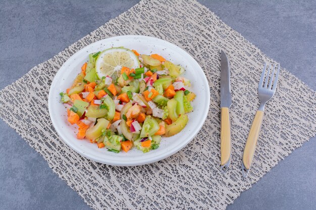 季節のハーブと野菜の盛り合わせサラダ