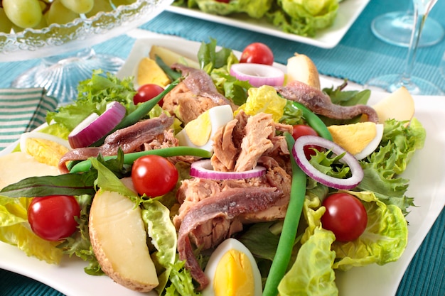Nicioise салат с тунцом и овощами