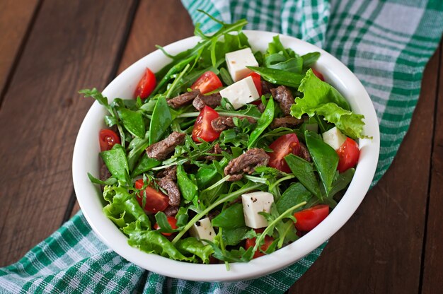 송아지 고기 조각, arugula, 토마토, 페타 치즈 샐러드