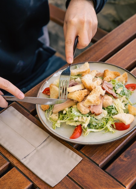 Free photo salad with vegetables bacon and chicken closeup