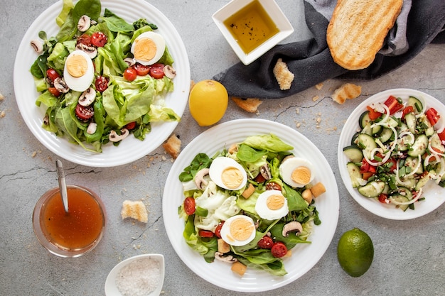Foto gratuita insalata con verdure e uova sul tavolo