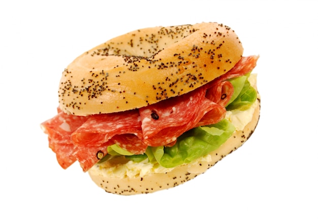 Free photo salami and cheese bagel with poppy seed