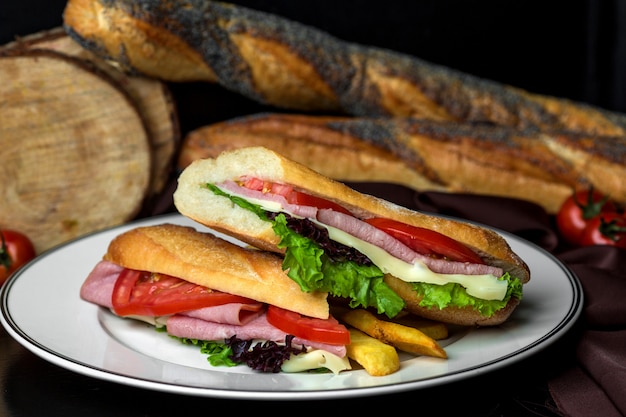 Free photo salami sandwich with tomato, cheese and lettuce