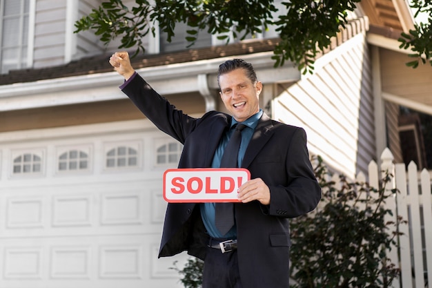 Free photo sale agent preparing for presenting house