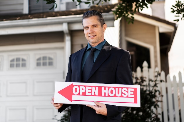 Foto gratuita agente di vendita che si prepara per la presentazione della casa