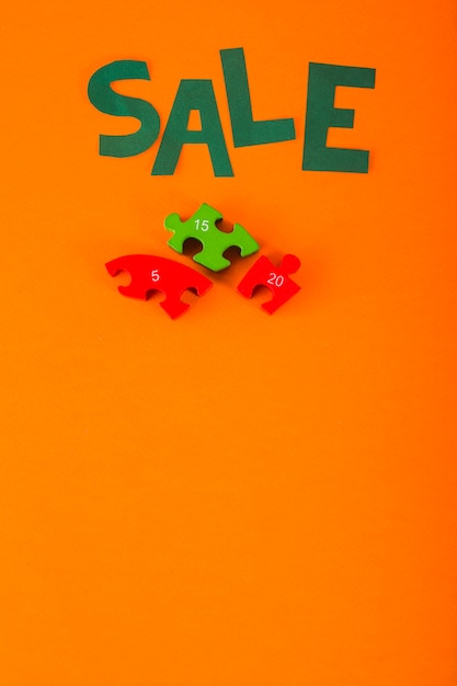 Бесплатное фото Продажа надписи на бумаге на оранжевом фоне