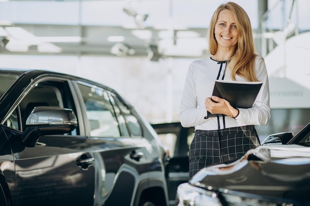 Free photo sales woman in a car shworoom