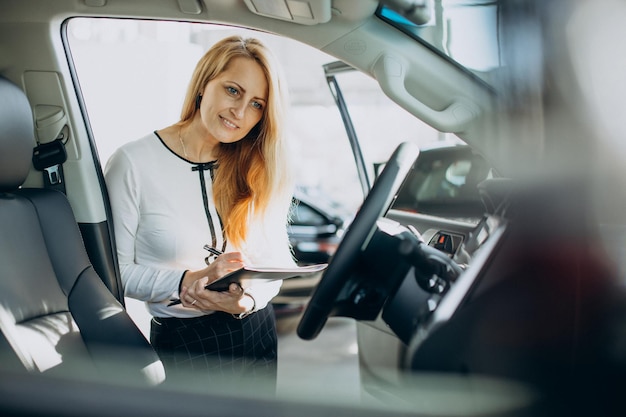 車のshworoomの販売の女性