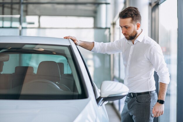 車のショールームでセールスマン