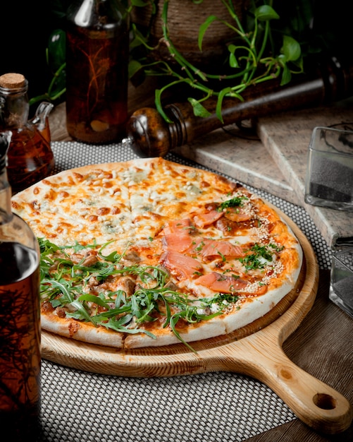 テーブルの上のサーモンシーザーピザ