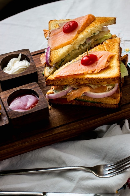 Сэндвич с лососем и красным огурцом