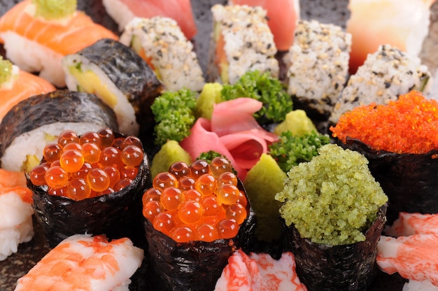 Foto gratuita uova di salmone con assortiti piatto di sushi