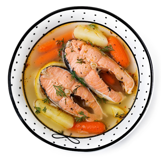 Бесплатное фото Суп из лосося с овощами в миске.