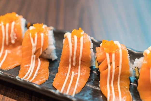 salmon maki