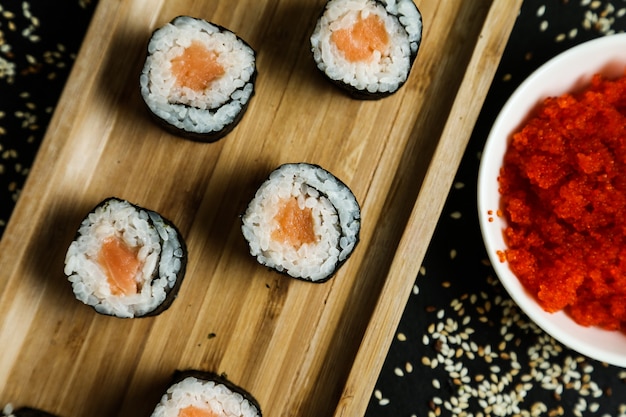 Foto gratuita rotolo di salmone con riso, sesamo e zenzero