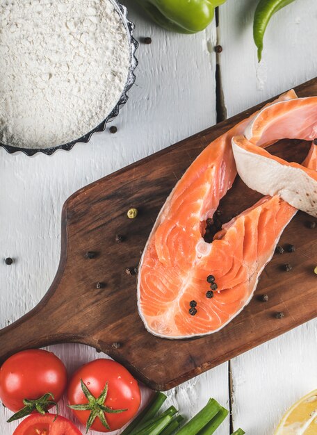 Salmon slices with herbs and tomato