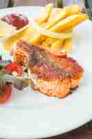 Foto gratuita bistecca di color salmone