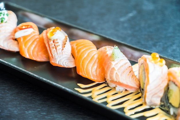 Free photo salmon sushi roll