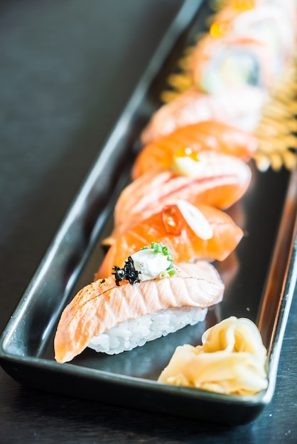 Ролл из суши с лососем