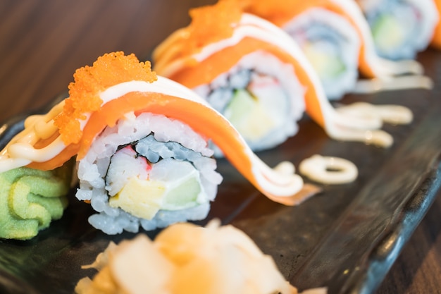 Ролл из лосося с суши