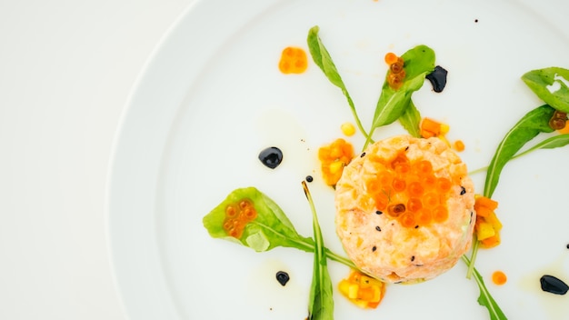 Foto gratuita tartare di salmone