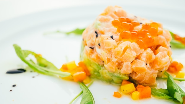 Foto gratuita tartare di salmone